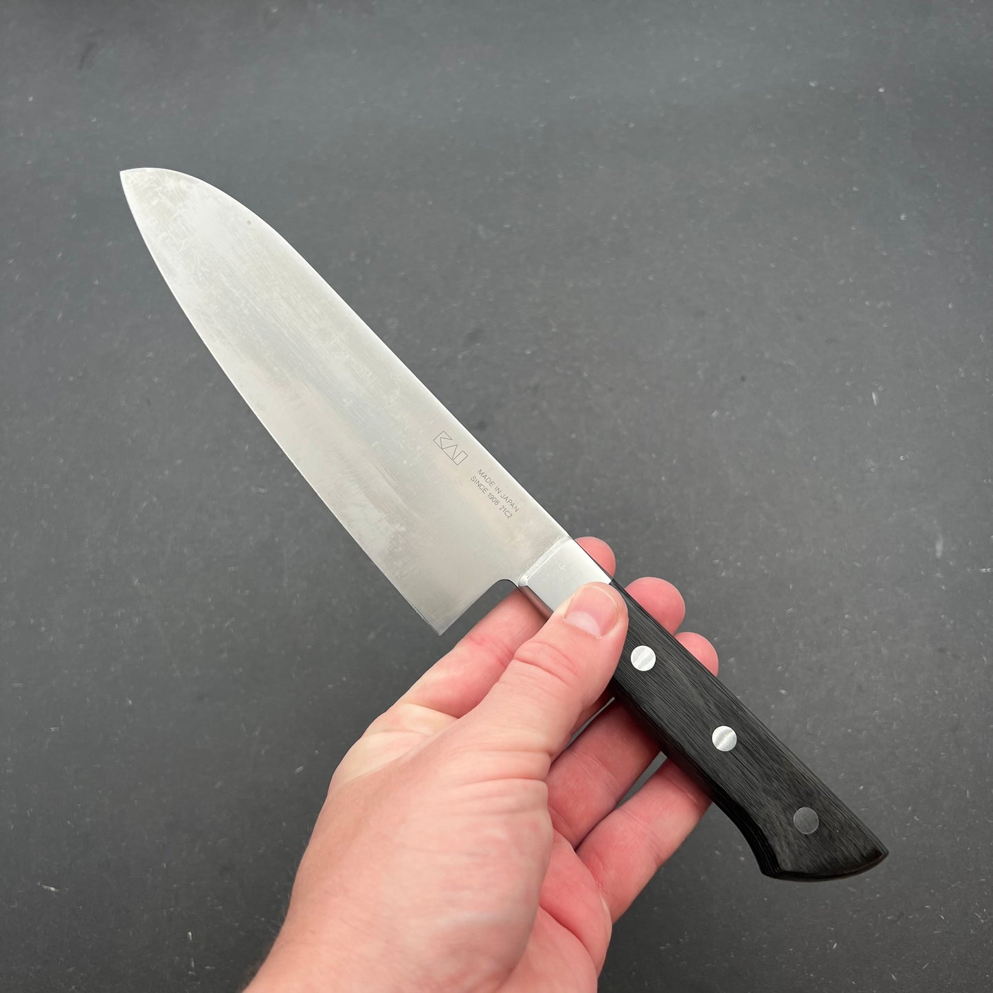 Kai Santoku 170mm rustfri