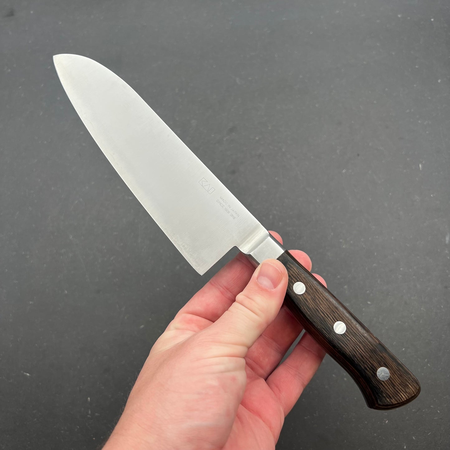 Kai Santoku 170mm rustfri